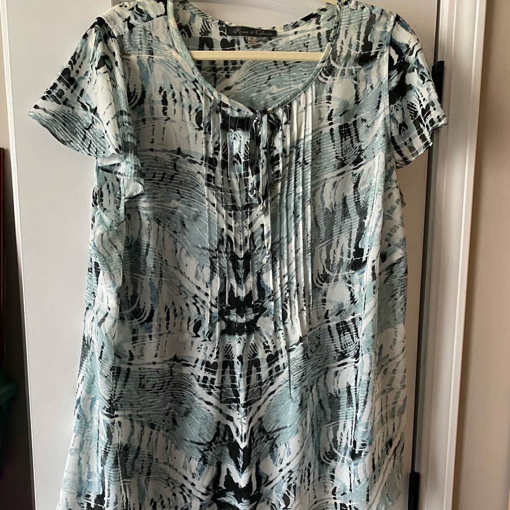 Rose & Olive flutter-style sleeved top size 2X